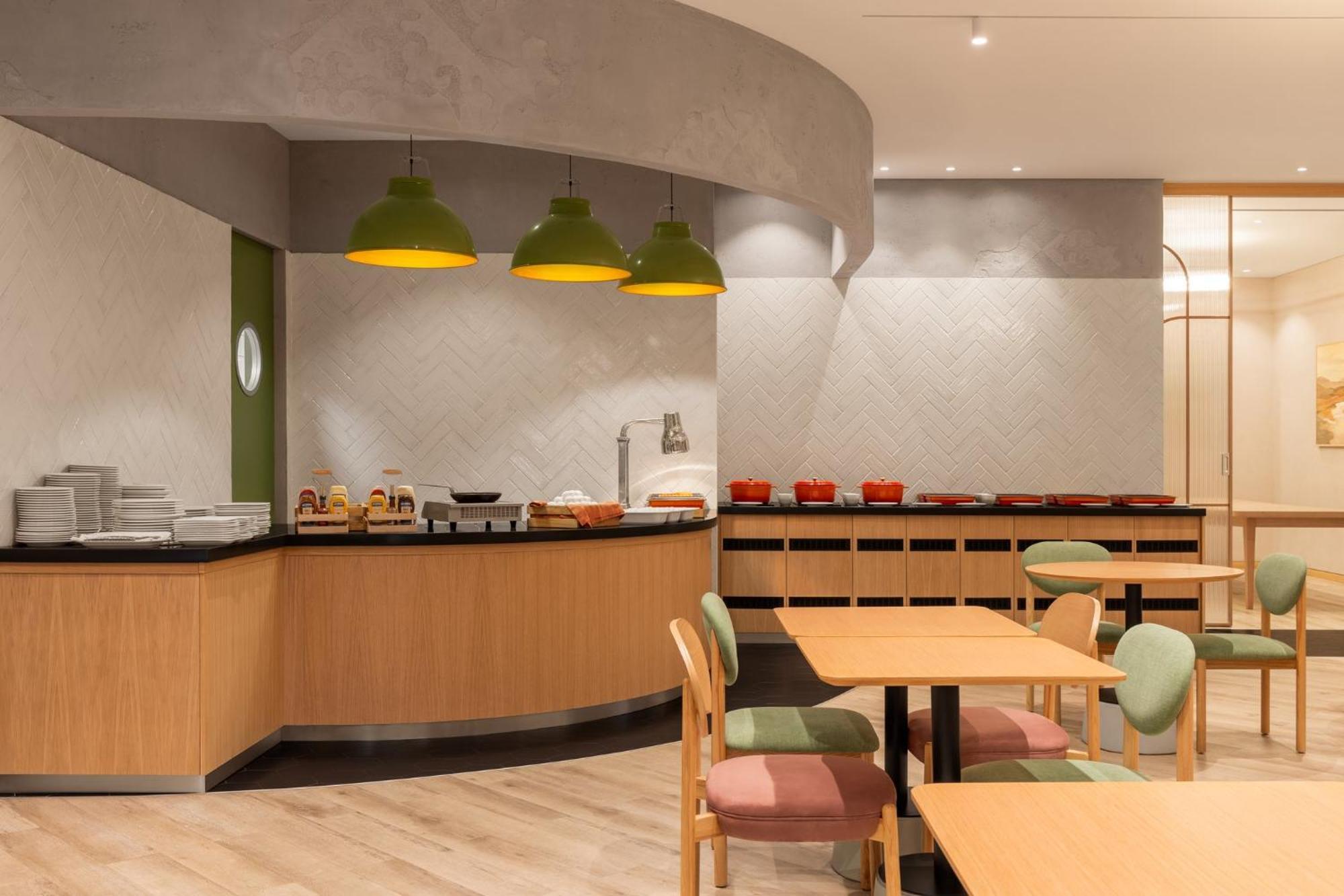 Holiday Inn Almaty By Ihg Ngoại thất bức ảnh