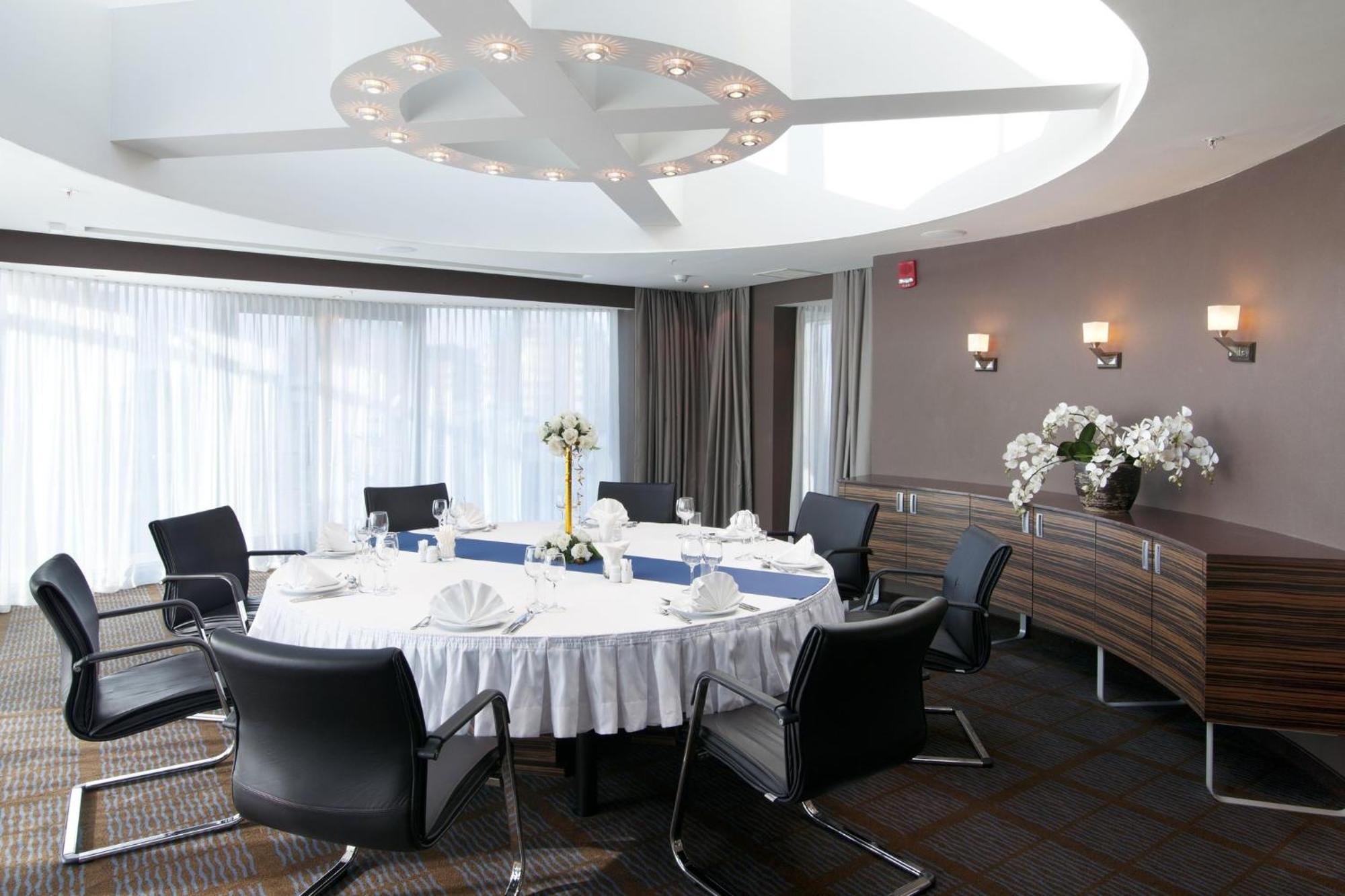 Holiday Inn Almaty By Ihg Ngoại thất bức ảnh