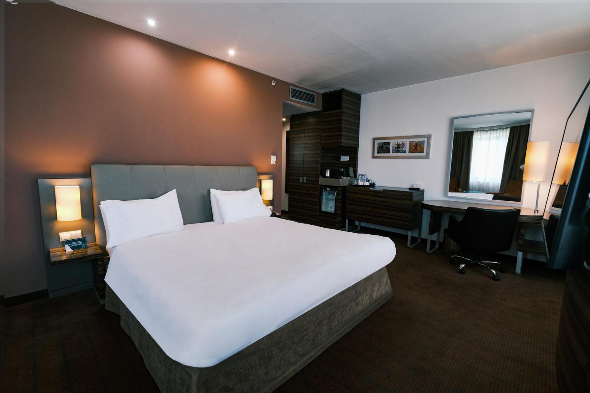 Holiday Inn Almaty By Ihg Ngoại thất bức ảnh