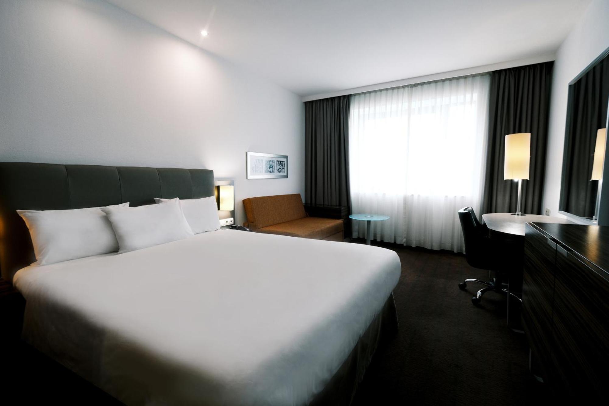 Holiday Inn Almaty By Ihg Ngoại thất bức ảnh