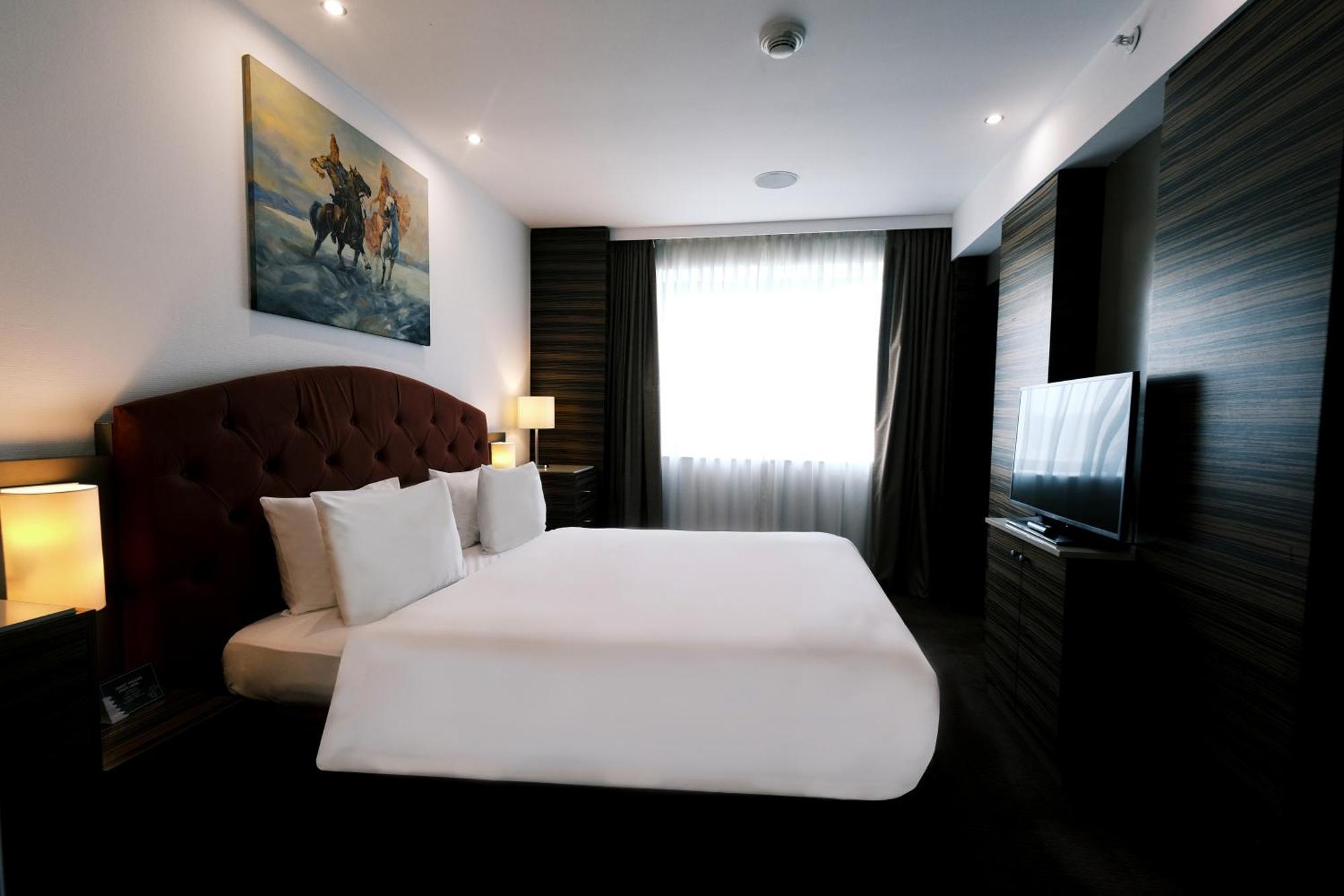 Holiday Inn Almaty By Ihg Ngoại thất bức ảnh